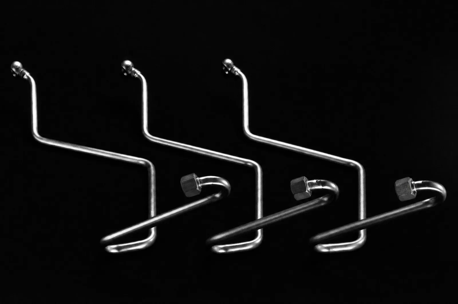 Kraftstoff-, Öl-, Luft- und Wasserleitungen